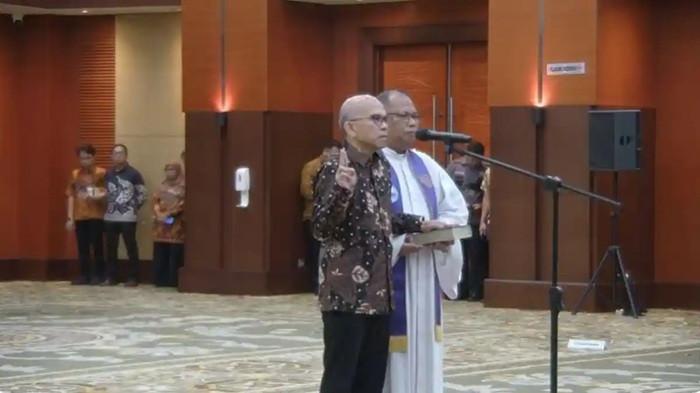 Robert Leonard Marbun resmi dilantik sebagai Sekjen Kemenkeu menggantikan Heru Pambudi. Ia memiliki rekam jejak panjang di bidang kepabeanan serta kekayaan mencapai Rp11,54 miliar.