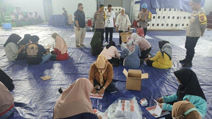 Dijaga Ketat oleh Polisi, KPU Belitung Pekerjakan 96 Warga Sortir dan Lipat Surat Suara Pilkada