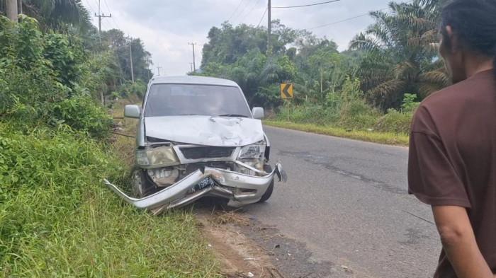 TABRAKAN DI BERUAS - Kondisi mobil berwarna abu yang terparkir di tepi jalan raya Desa Beruas, Kecamatan Simpangkatis, usai terlibat kecelakaan dengan sebuah sepeda motor hingga mengakibatkan dua orang meninggal dunia, pada Jumat (20/3/2026).