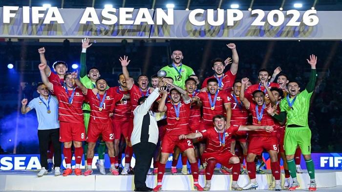 Pemain Timnas Indonesia mengangkat trofi dalam perayaan juara FIFA ASEAN Cup 2026 setelah mengalahkan Thailand 4-2 melalui adu penalti pada laga final di Stadion Utama Gelora Bung Karno (SUGBK), Senayan, Jakarta, Senin (5/10/2026).(KOMPAS.com/ADIL NURSALAM)