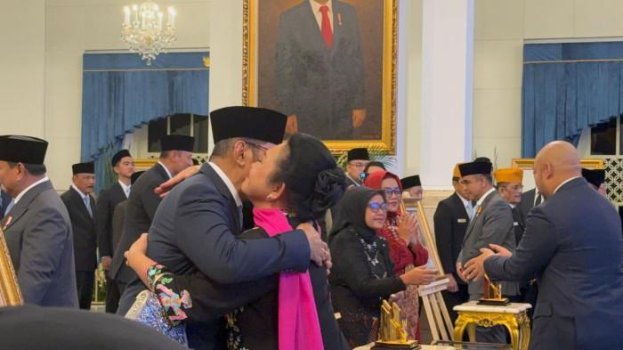 PAHLAWAN NASIONAL - Anak-anak Presiden ke-2 RI Soeharto tampak berpelukan usai sang ayah mendapat gelar pahlawan nasional dari Presiden Prabowo Subianto di Istana Negara, Kompleks Istana Kepresidenan, Jakarta Pusat, Senin (10/11/2025).