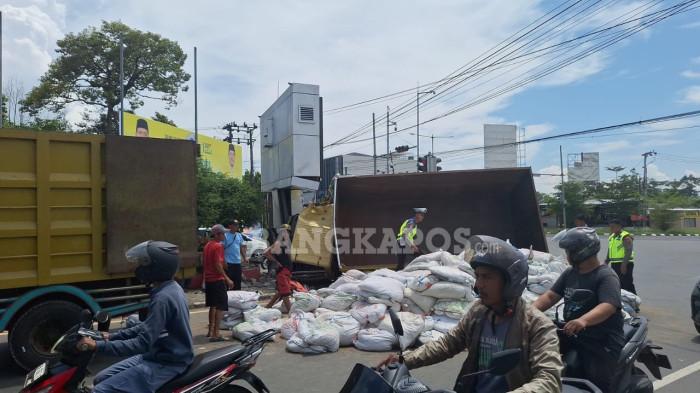 TRUK TERGULING -- Truk bermuatan pupuk mengalami kecelakaan di simpang empat lampu merah Kantor Gubernur Babel, Senin (27/4/2026)