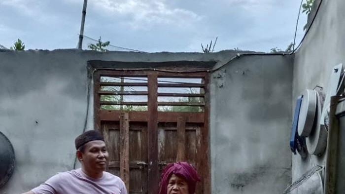 KORBAN ANGIN KENCANG - Warga Desa Zed Kecamatan Mendo Barat yang rumahnya rusak diterjang angin kencang, Rabu (20/8/2025) lalu.