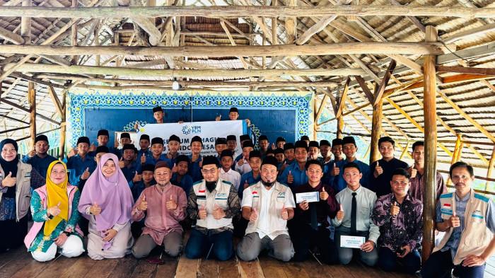Pengurus YBM PLN Babel bersama Pimpinan Ponpes Daar el-ihsaan dan seluruh santri berfoto bersama dalam seremoni penyerahan bantuan YBM PLN