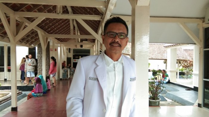 Ade ditangani oleh dokter spesialis bedah rumah sakit setempat, dr Adi Sucipto, Sp.B.