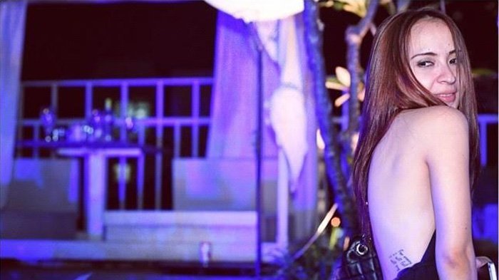 Inilah 10 Penampakan Foto Hot Alycca Amanda yang Rekam Aksi Cekoki Hewan Pakai Miras di Taman Safari