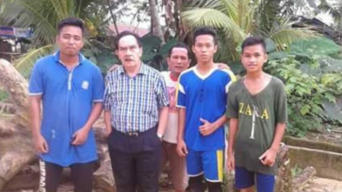 Mantan Ketua KPK Antasari Azhar berfoto bersama pemuda Dendang Kecamatan Kelapa usai berziarah dimakan keluarganya Sabtu (4/2/2017)