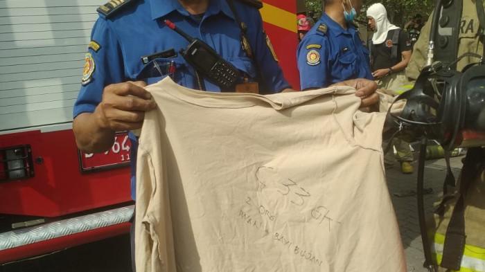 BAJU MINTA TOLONG - Seorang penghuni Apartemen Mediterania Tanjung Duren, Grogol Petamburan, Jakarta Barat yang terjebak kebakaran mengirimkan pesan permintaan evakuasi pada Kamis (30/4/2026).