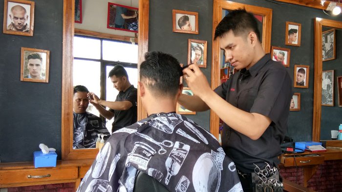 Kisah Barberman yang Dituntut Serba Bisa Bikin Pelanggan Tampil Kinclong