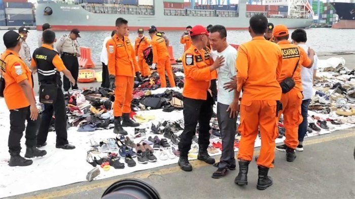 Epi Samsul Komara, orang tua salah satu penumpang Lion Air JT610, Muhammad Rafi Andrian (24), Rabu (31/10/2018) di Dermaga JICT II, Tanjung Priok, Jakarta Utara.