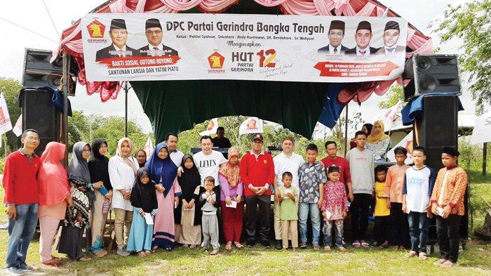 DPC Gerindra Bateng Gelar Bakti Sosial di Pantai Sumur Tujuh - foto-bersama-anak-yatim-piatu.jpg