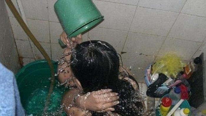 Asyik Mandi Bareng Berondong di Hotel, Istri Kaget Diciduk Suaminya
