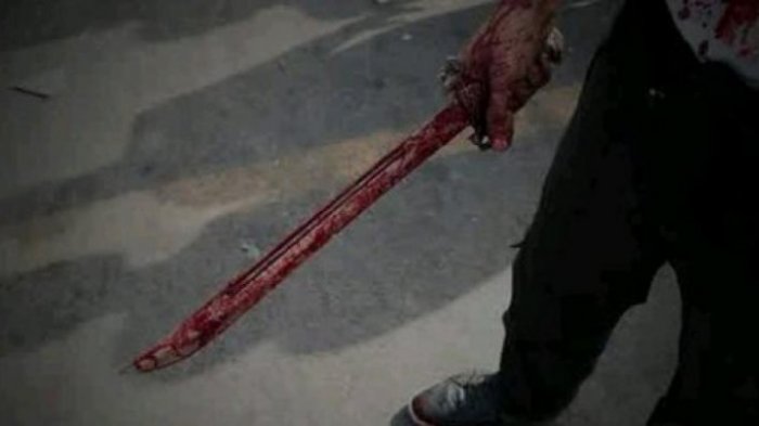 Bos Timah Terkapar Dibacok Perampok di Depan Teras Rumah