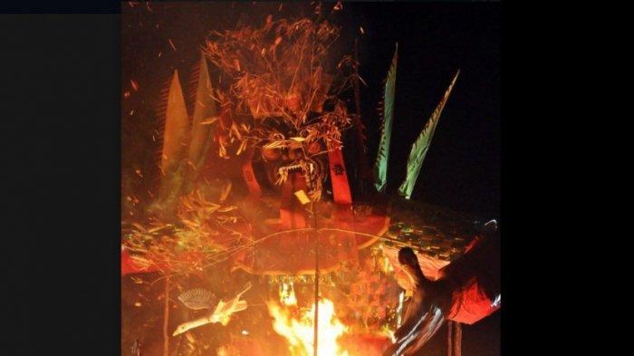 Arwah Bergentayangan, Warga Gelar Ritual Chit Ngiat Pan Membakar Patung Raksasa dan Berebut Makanan
