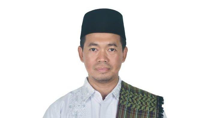 Bir yigit Skypeda qizni yechintirmoqda