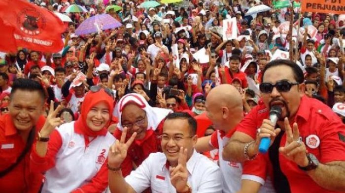 Masyarakat Meluber Hadiri Kampanye Akbar Rustam-Irwansyah