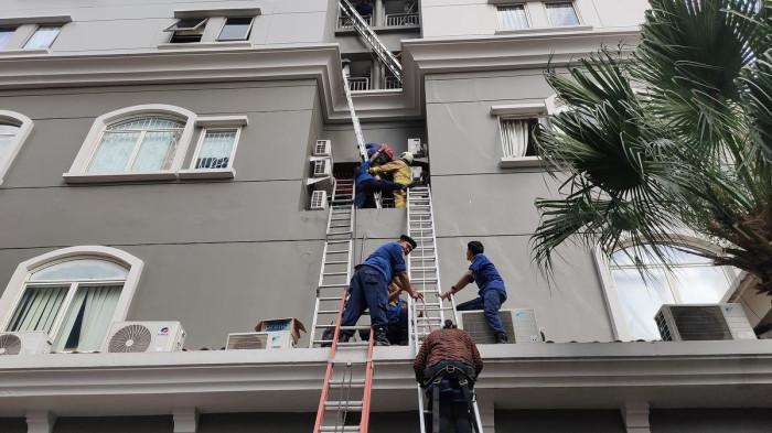 TANGGA DARURAT - Petugas pemadam kebakaran melakukan evakuasi menggunakan tangga darurat di Apartemen Mediterania Tanjung Duren, Grogol Petamburan, Jakarta Barat pada Kamis (30/4/2026) pagi.