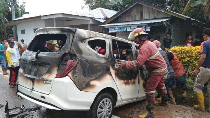 Mobil Daihatsu Sigra berwarna putih dengan nomor polisi BN 1505 WE terbakar di depan Stasiun Pengisian Bahan Bakar Umum (SPBU) di Jalan Pilang, Desa Dukong, Jumat (24/1/2020)