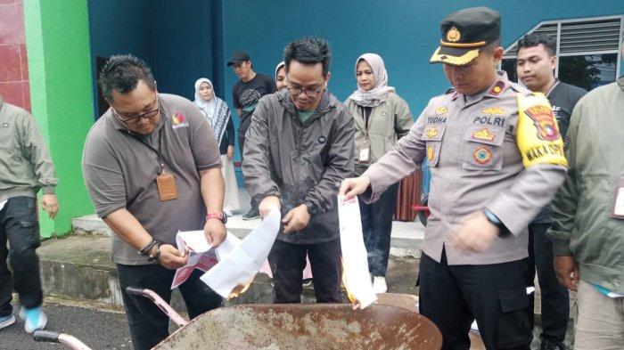 KPU Belitung Musnahkan 503 Lembar Surat Suara Rusak dan Berlebih