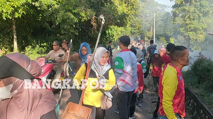GOTONG ROYONG - Pegawai Pemkab Bangka Selatan dan komunitas ketika melakukan kegiatan kurve di Pantai Kelisut, Sabtu (6/6/2026). Dua hingga tiga ton sampah berhasil dikumpulkan dalam kegiatan tersebut.