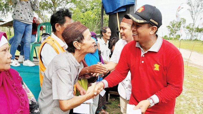 DPC Gerindra Bateng Gelar Bakti Sosial di Pantai Sumur Tujuh - pemberian-santunan-oleh-pahlivi-kepada-lansia.jpg