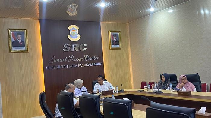 RAPAT OTDA - Pemerintah Kota (Pemkot) Pangkalpinang mengikuti kegiatan rembuk dan bincang-bincang otonomi daerah (otda) bersama Kementerian Dalam Negeri (Kemendagri) RI yang digelar secara virtual melalui Zoom Meeting, Rabu (4/1/2026) di Smart Room Center (SRC) lantai II Kantor Wali Kota Pangkalpinang.