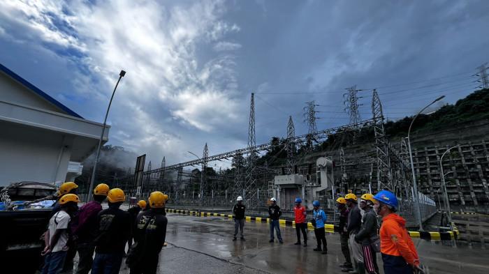 Petugas PLN melakukan briefing persiapan di GITET Bungo, Kabupaten Muara Bungo, Jambi sebelum melanjutkan pemulihan kelistrikan pascagangguan yang terjadi pada jaringan transmisi Saluran Udara Tegangan Ekstra Tinggi (SUTET) 275 kilovolt (kV) Muara Bungo-Sungai Rumbai di Jambi pada Sabtu (23/5/2026).