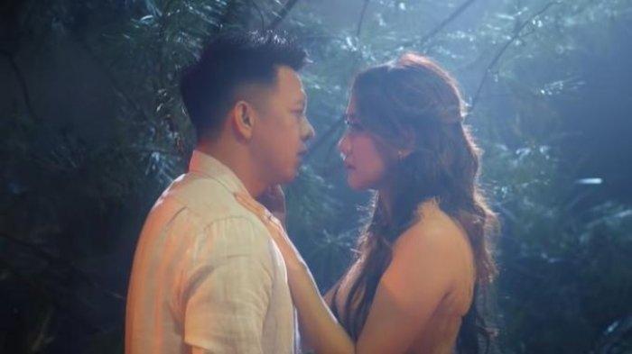 Intip Pose BCL Pakai Baju Terbuka, Tatapan Matanya Bikin Tambah Cantik dan Memesona