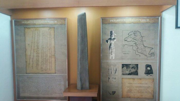 Prasasti kota kapur. Batu dengan tinggi satu meter lebih ini bertuliskan aksara kuno, dengan terjemahan disampingnya, prasasti ini pertama kali ditemukan oleh seorang pegawai pamong praja tahun 1892, J.K. VAN DER MUELEN. Berkat penemuan inilah ditemukan kerajaan Sriwijaya di Kota Kapur.