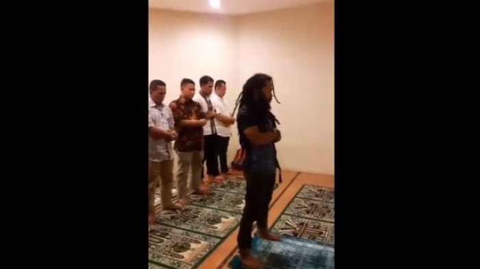 Heboh, Pria Gimbal Ini Jadi Imam Salat, Netizen: Subhanallah, Sampe Merinding Dengar Suaranya