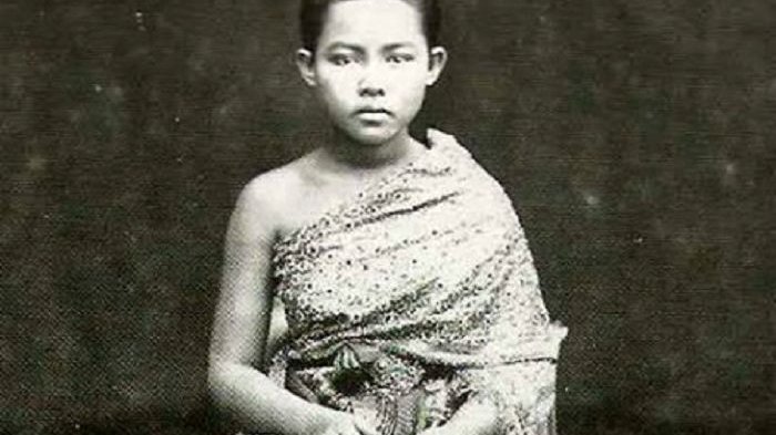 Tragis, Ratu Ini Dibiarkan Tewas Dihadapan Rakyatnya Akibat Aturan yang Dibuatnya Sendiri