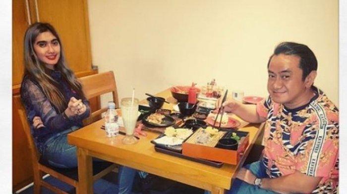 Revi Mariska sedang makan bersama suami