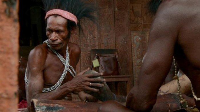 Baru Mendarat Sintong Panjaitan Anggota Kopassus Langsung Dihunus Tombak Oleh Suku Pedalaman Papua