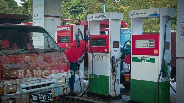 Petugas SPBU mengisi BBM kendaraan di SPBU 24.331.99 Desa Gadung, Kecamatan Toboali, Kabupaten Bangka Selatan, Provinsi Kepulauan Bangka Belitung, Minggu (19/4/2026). Per tanggal 18 April 2026 terdapat tiga produk BBM non subsidi yang mengalami kenaikan harga cukup signifikan.