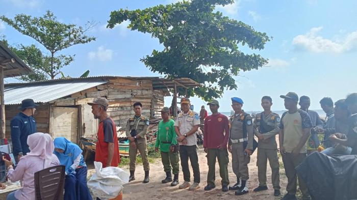 CEK KESEHATAN - Tim gabungan Dinkes dan Satpol PP Kabupaten Bangka saat melakukan pengecekan kesehatan terhadap warga yang bermukim di pesisir Pantai Batu Atap dan Pantai Bubus, Kecamatan Belinyu, Rabu (3/6/2026). Pengecekan ini terkait merebaknya kasus malaria di wilayah setempat.