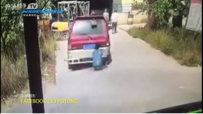 Ngeri! Saking Asyiknya Sama Ponsel, Wanita Ini 'Terlipat' di Bawah Mobil yang Tengah Mundur