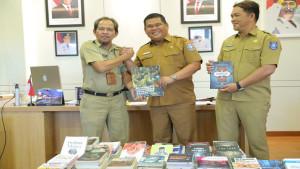 2020929-SUMBANG-BUKU-Gubernur-Babel-Hidayat-Arsani-saat-menyumbang.jpg