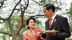 20220521-Momen-kebersamaan-Presiden-Jokowi-dan-Iriana-Jokowi-di-halaman-istana-kepresidenan-OKE.jpg