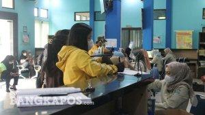 20220613-Tampak-sejumlah-pegawai-di-Dinas-Kependudukan-dan-Pencatatan-Sipil-Kota-Pangkalpinang.jpg