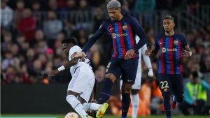20230729_Duel-pemain-Barcelona-Ronald-Araujo-dengan-penyerang-Real-Madrid-Vinicius-Junior.jpg