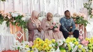 20230812-Pengantin-wanita-ditemani-orang-tua-di-pelaminan.jpg