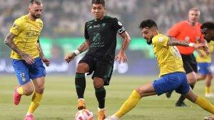 20240315_Pemain-Al-Alhli-Roberto-Firmino-dikawal-dua-pemain-Al-Nassr.jpg