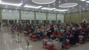 20240604-Kloter-empat-jemaah-haji-saat-berada-di-asrama-haji.jpg