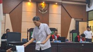 20241111-Terdakwa-Alwin-Albar-ketika-membacakan-pleidoi.jpg