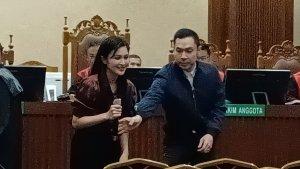 20241224-Harvey-Moeis-dan-Sandra-Dewi-saat-hadir-di-sidang-korupsi-timah.jpg