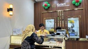 20250117-Masyarakat-saat-transaksi-emas-di-Galeri-24-Pegadaian-Pangkalpinang.jpg