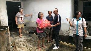 20250318-BANTUAN-SEMBAKO-Komunitas-Milenial-Berbagi-saat-menyerahkan-1.jpg
