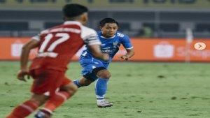 20250523_Aksi-pemain-Persib-Bandung-Febri-Haryadi-dikawal-pemain-Barito-Putera.jpg