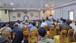 20250804-Masyarakat-melakukan-audiensi.jpg