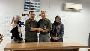 20250909-KONFERENSI-PERS-Pihak-keluarga-bersama-Direktur-RSBT-Pangkalpinang-saat.jpg